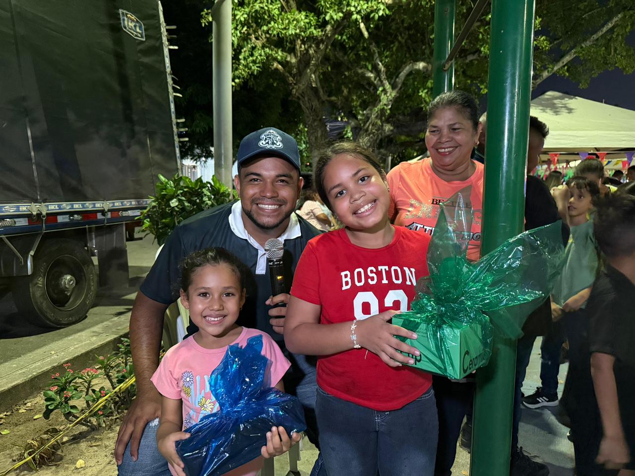 miños y niñas disfrutando de obsequios durante nuestras ferias recreodeportivas
