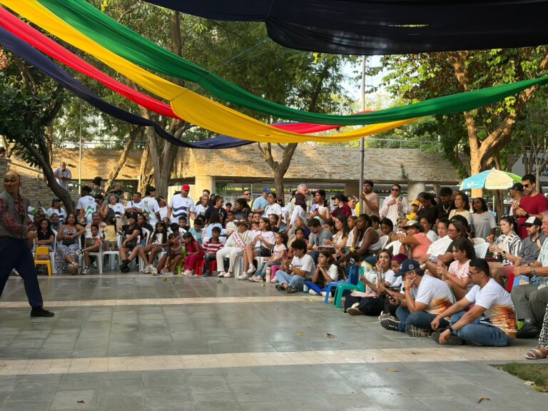 Personas viendo obra en FILBAC