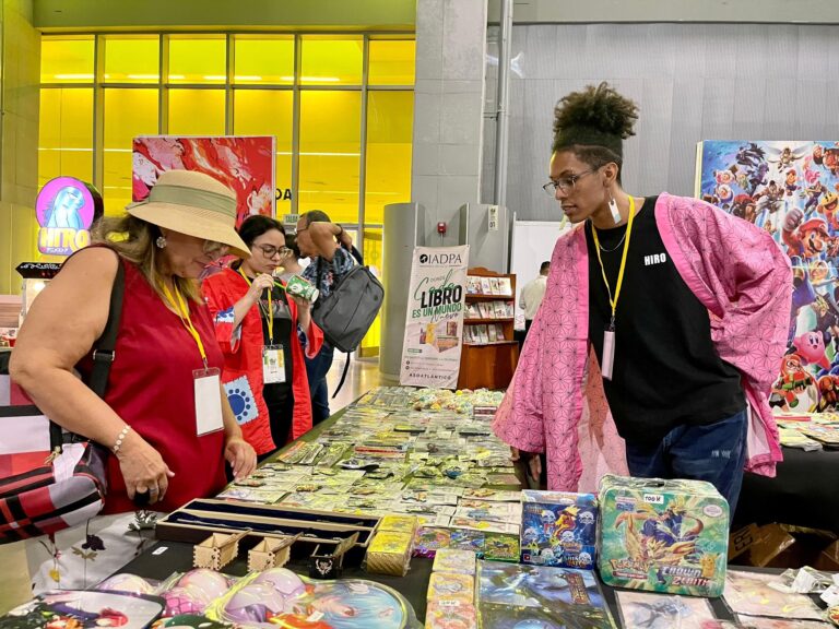 Mujer atiende personas en stand