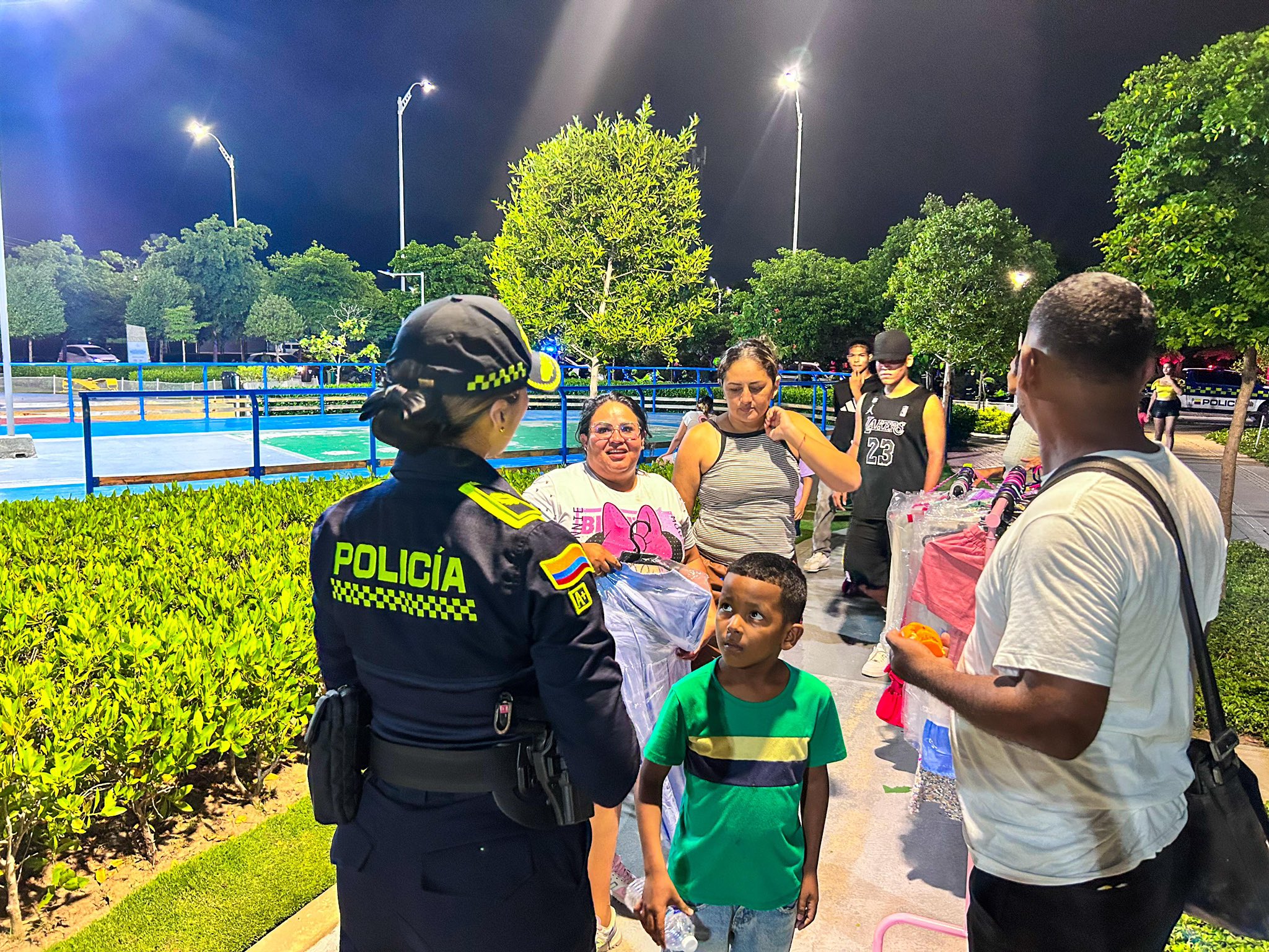 Mujer Policía conversa con comunidad en un parque