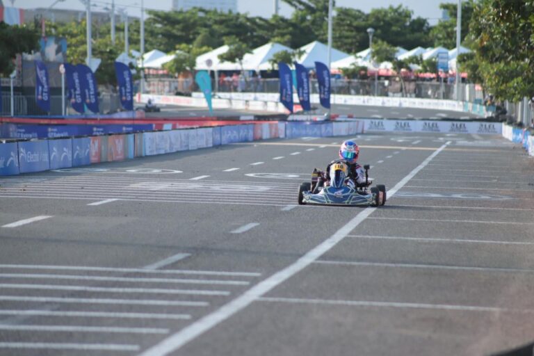 Un kart corriendo en la pista del Gran Malecón.