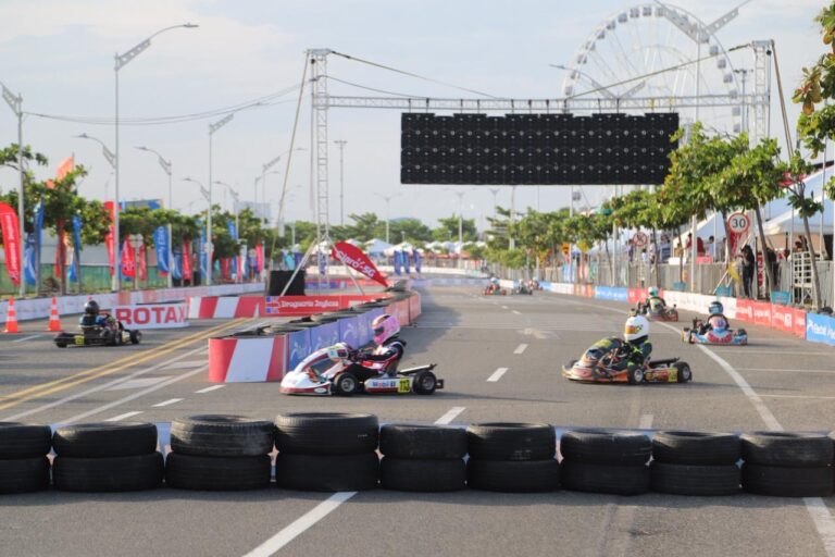 Karts corriendo en la pista del Gran Malecón