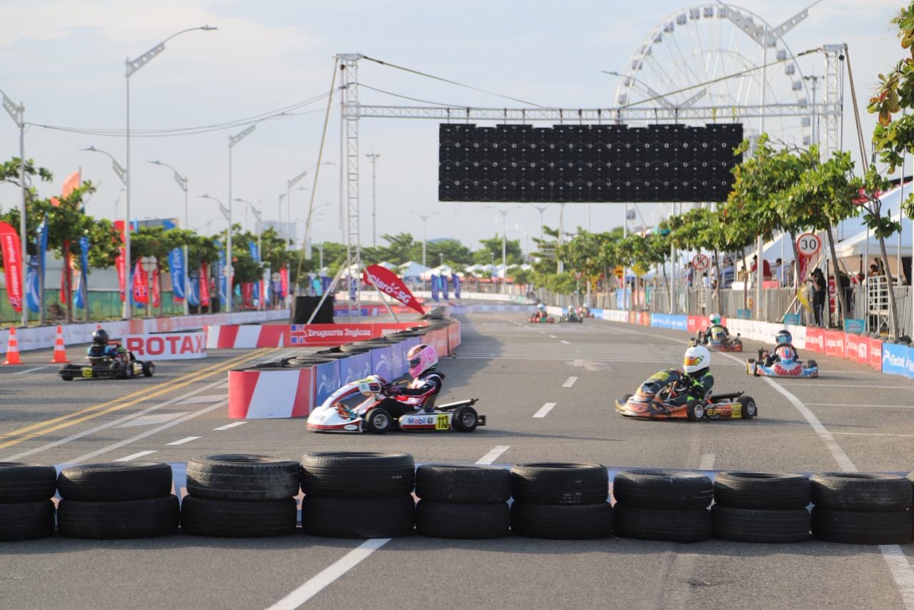 Karts corriendo en la pista del Gran Malecón