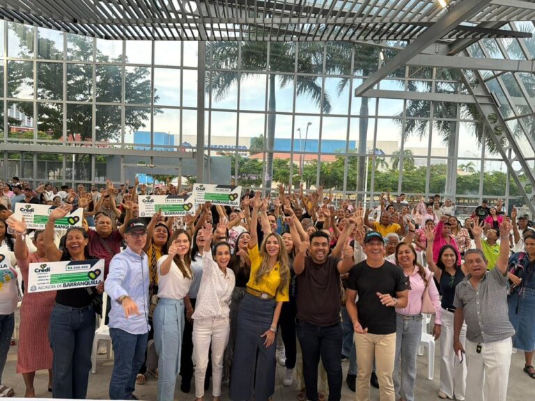 Ana María Aljure junto a grupo de beneficiarios de Credichevere