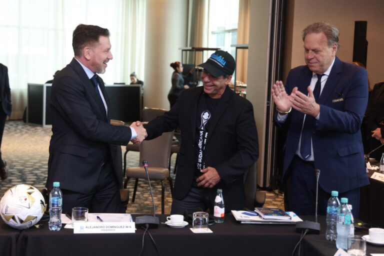 El acalde Alejandro Char saludando a un directivo de la Conmebol