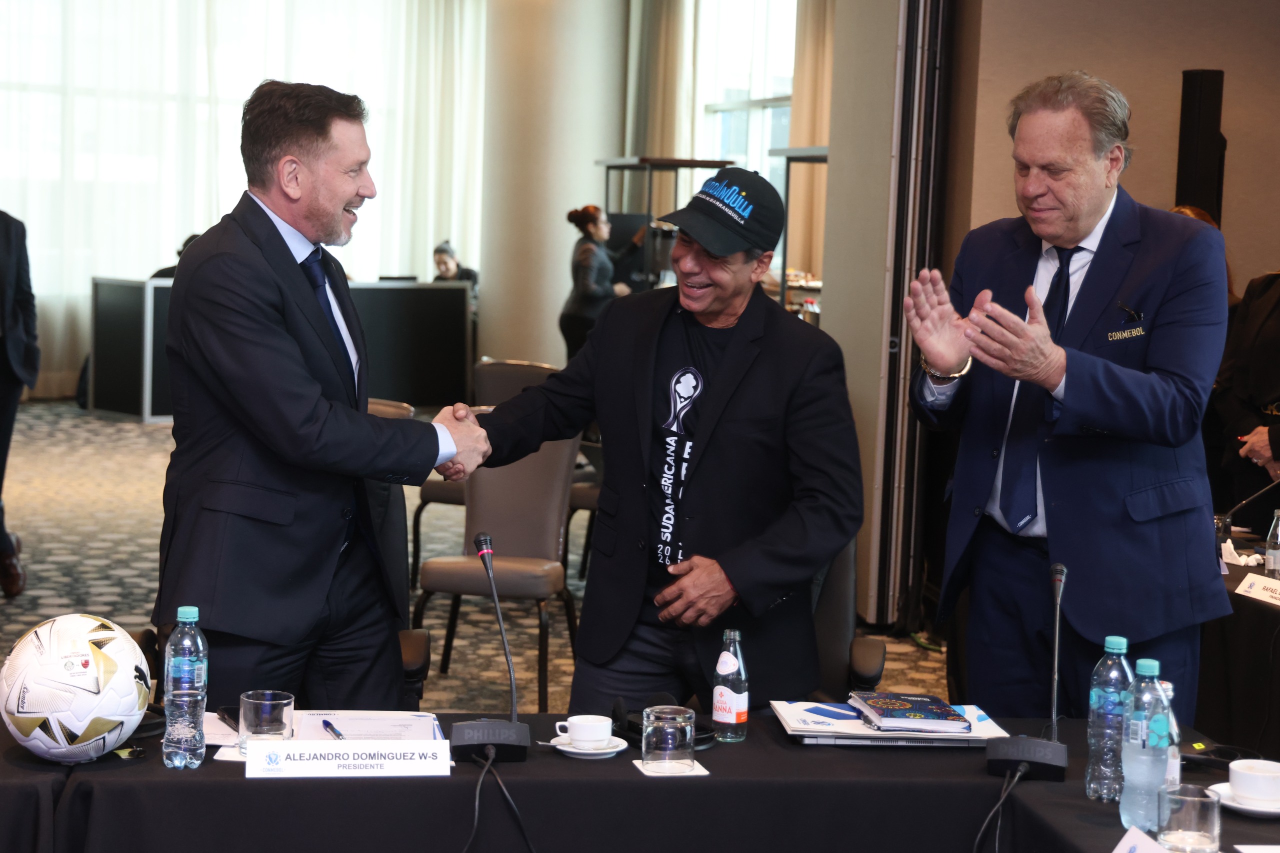 El acalde Alejandro Char saludando a un directivo de la Conmebol