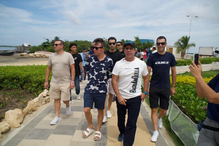 Alex Char camina con Rigoberto Urán y varios ciclistas por la playa de Puerto Mocho