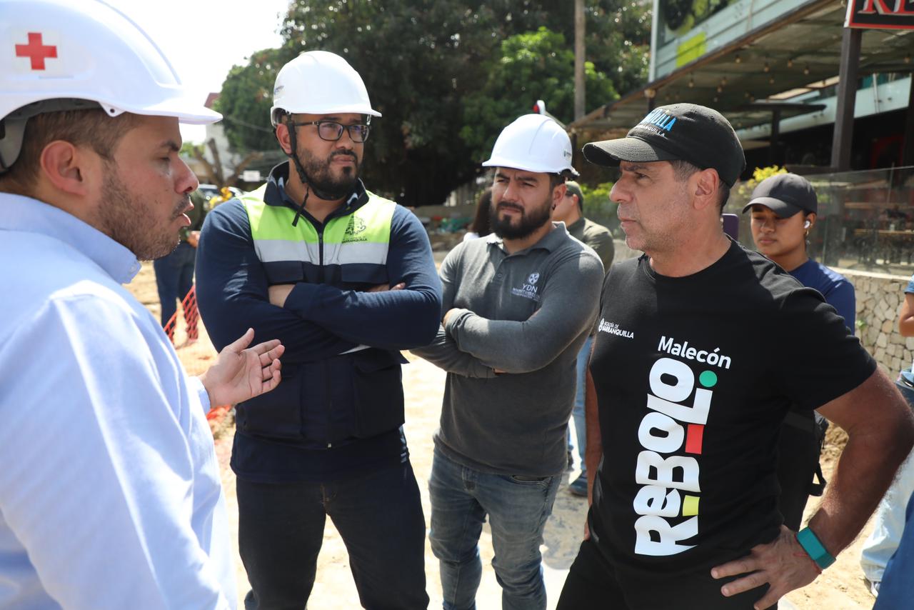 Alcalde Alejandro Char con ingenieros de la obra de la calle 85.
