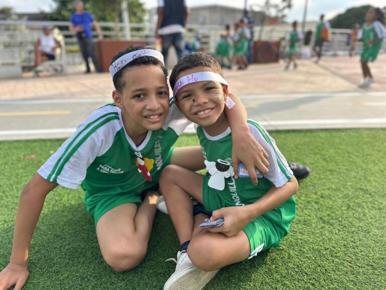 Jóvenes disfrutando de una jornada de juegos tradicionales