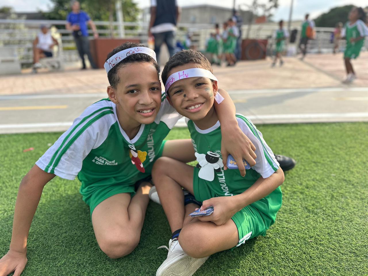 Jóvenes disfrutando de una jornada de juegos tradicionales