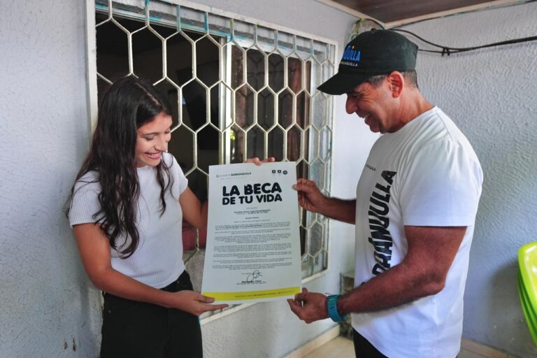 Joven recibe un pergamino la Beca de Tu Vida de manos del alcalde Char
