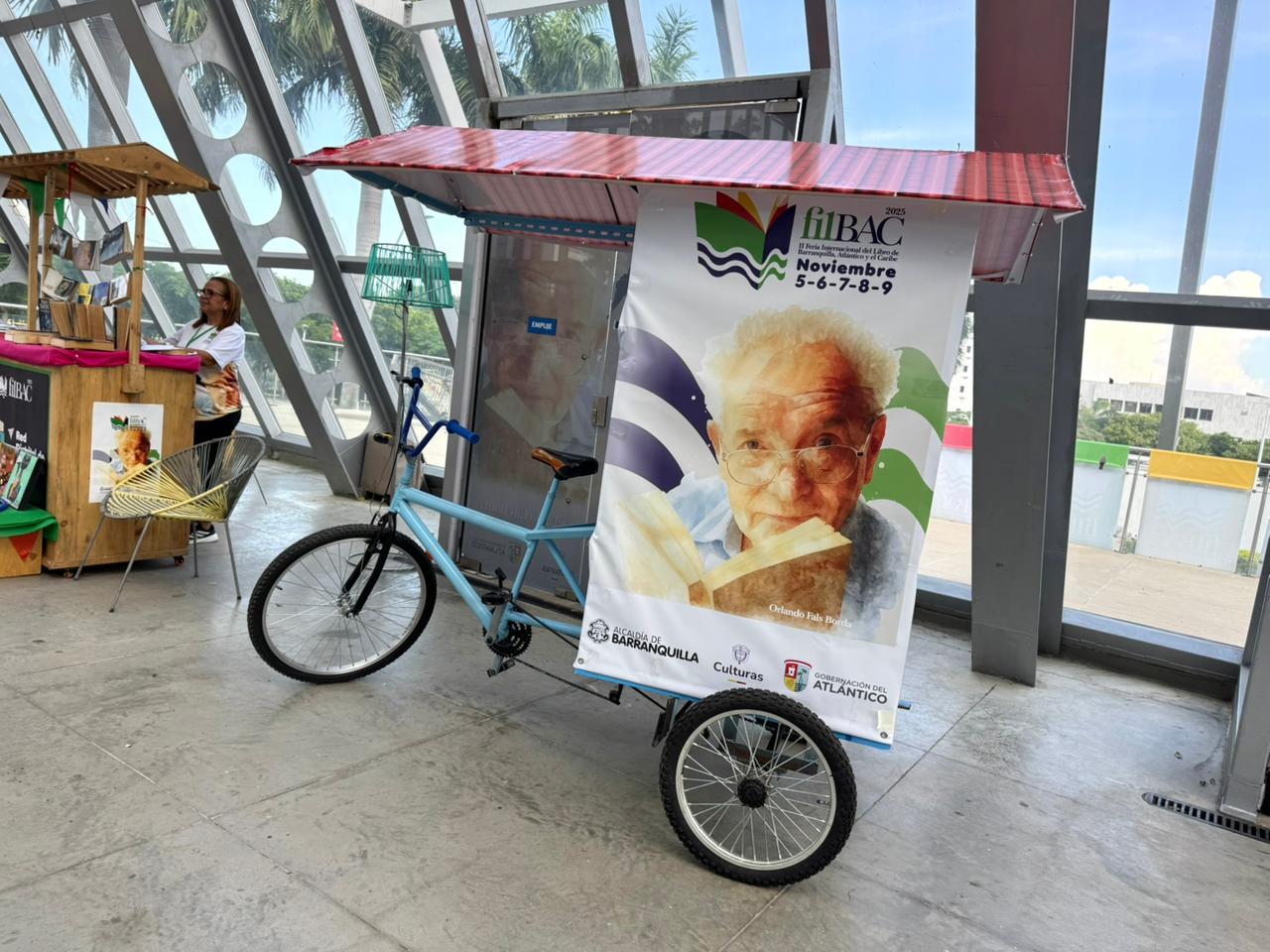 Bicicleta móvil con pendón de Filbac