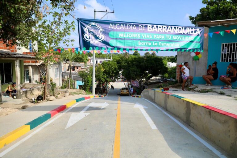 Una nueva calle pavimentada en el barrio La Esmeralda