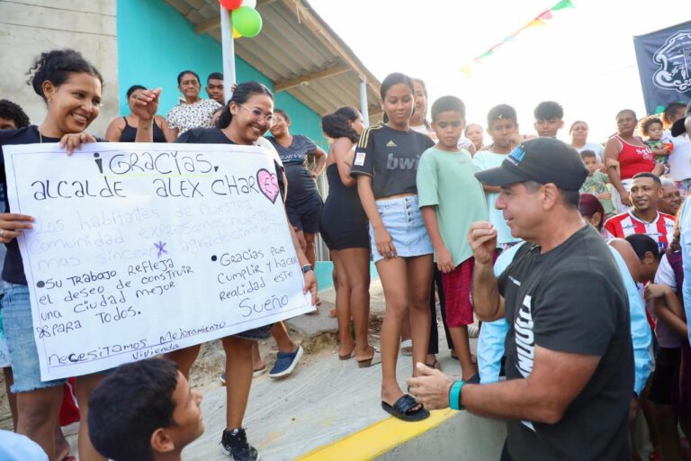 Personas agradeciéndole al alcalde Alejandro Char.