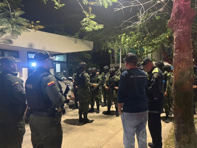 Personal del Ejercito Nacional, Policía Metropolitana de Barranquilla y Alcaldía de Barranquilla en Las Gardenias