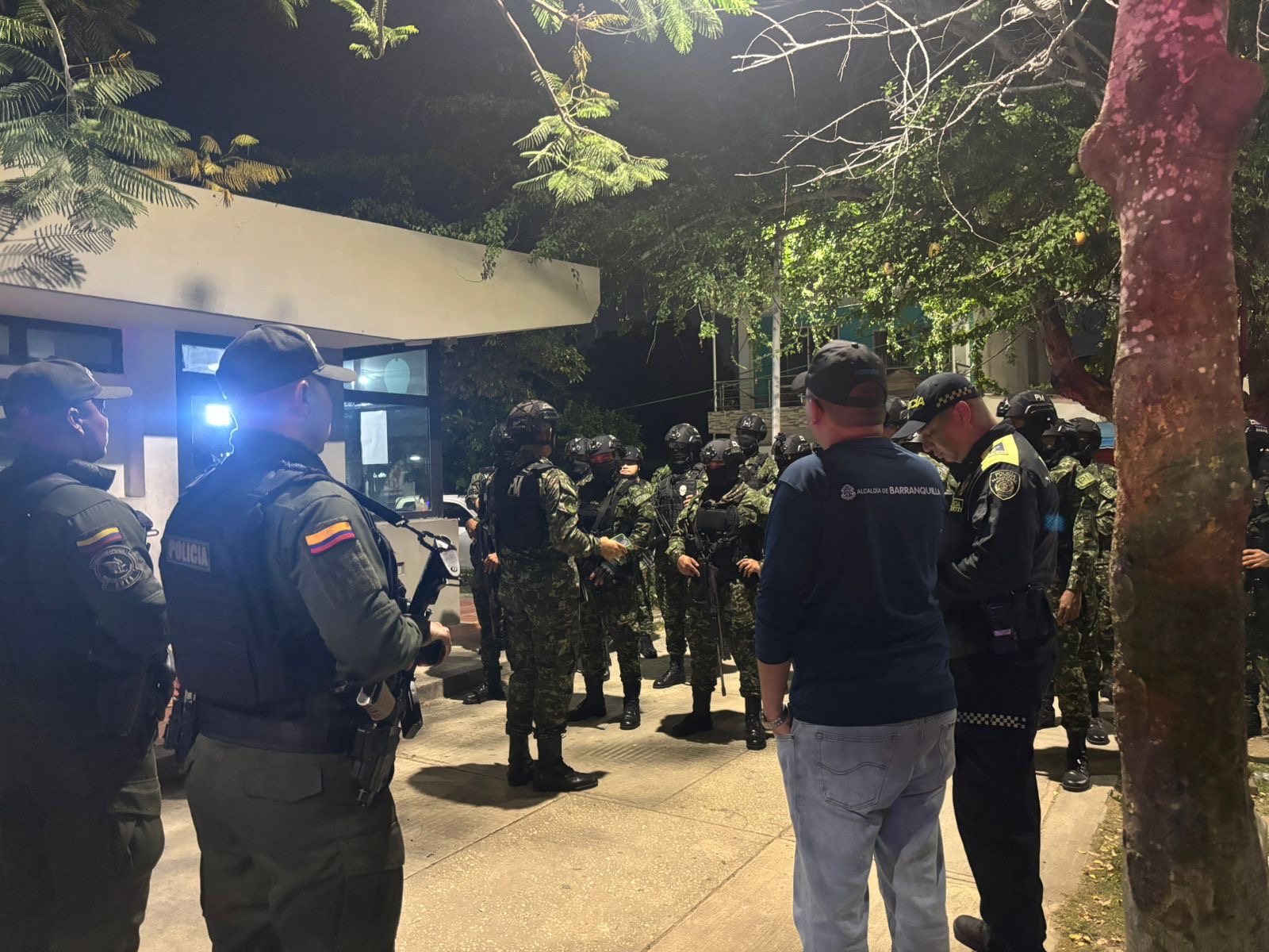 Personal del Ejercito Nacional, Policía Metropolitana de Barranquilla y Alcaldía de Barranquilla en Las Gardenias