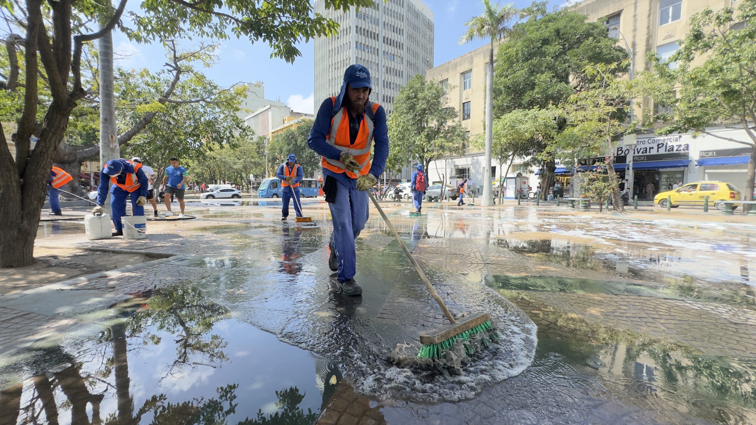 Personal de Triple A limpiando el Centro de Barranquilla