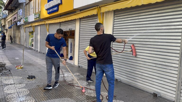 Comerciantes del Centro haciendo limpieza en la zona.