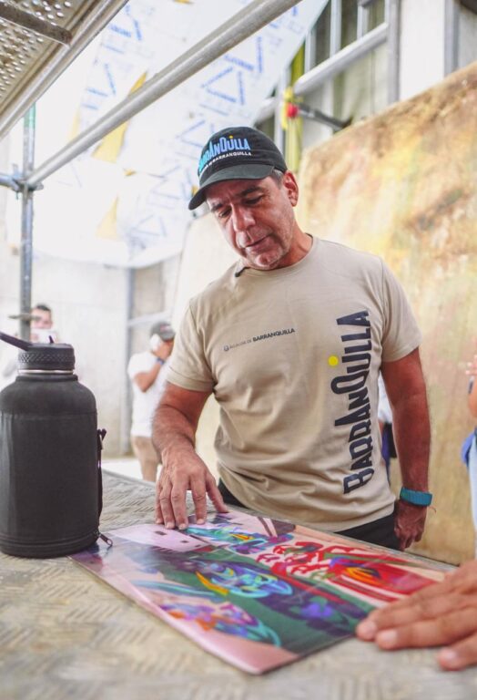 Alcalde Char observando una pintura de Obregón sobre una mesa