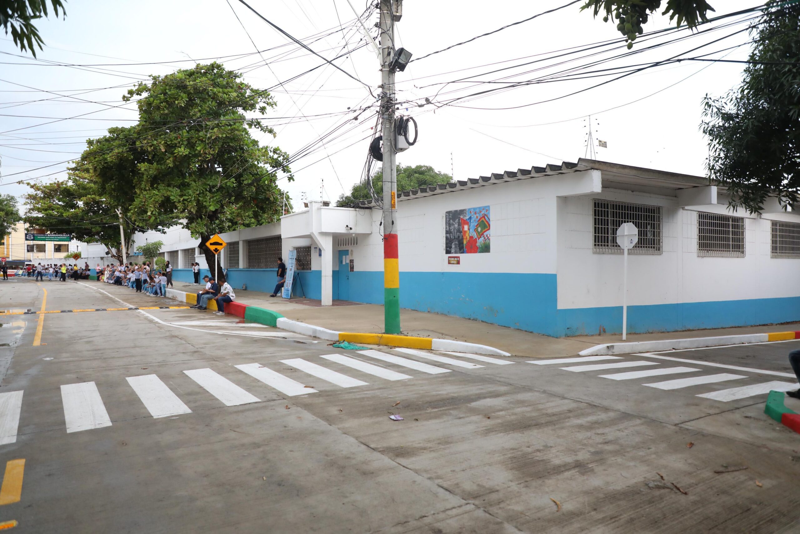 Esquina con nueva vía en Los Pinos