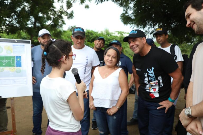 Alcalde Alejandro Char y una niña en Caribe Verde