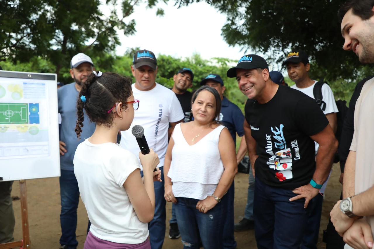 Alcalde Alejandro Char y una niña en Caribe Verde