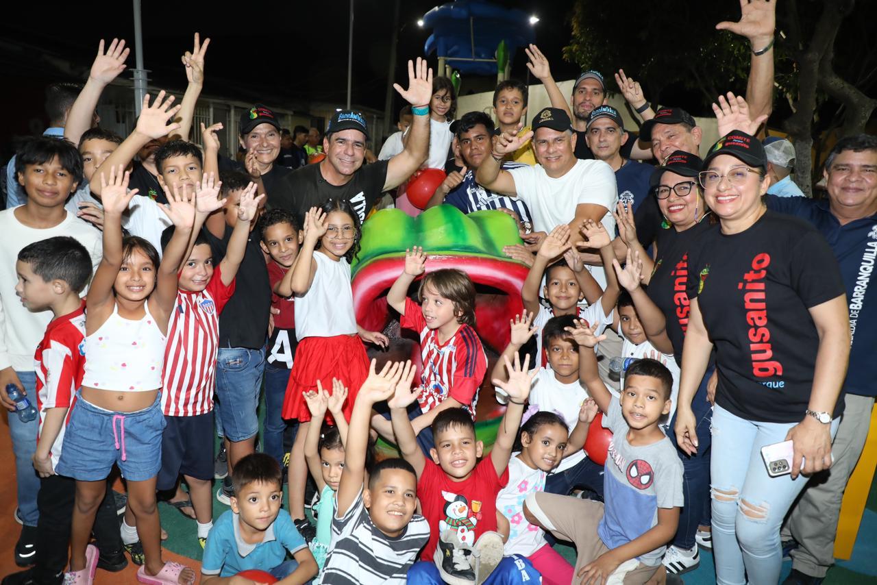 Alcalde Char junto a grupo de vecinos y niños en el Parque El Gusanito
