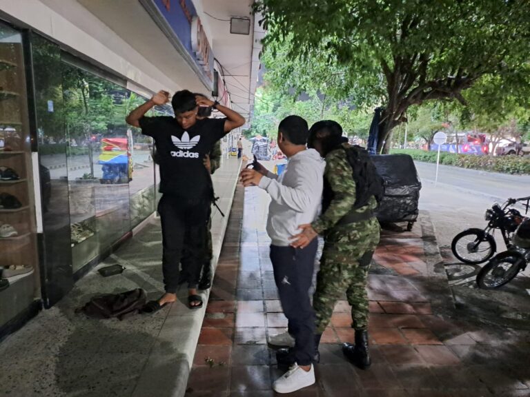 Soldados requisan a transeúntes en patrullajes