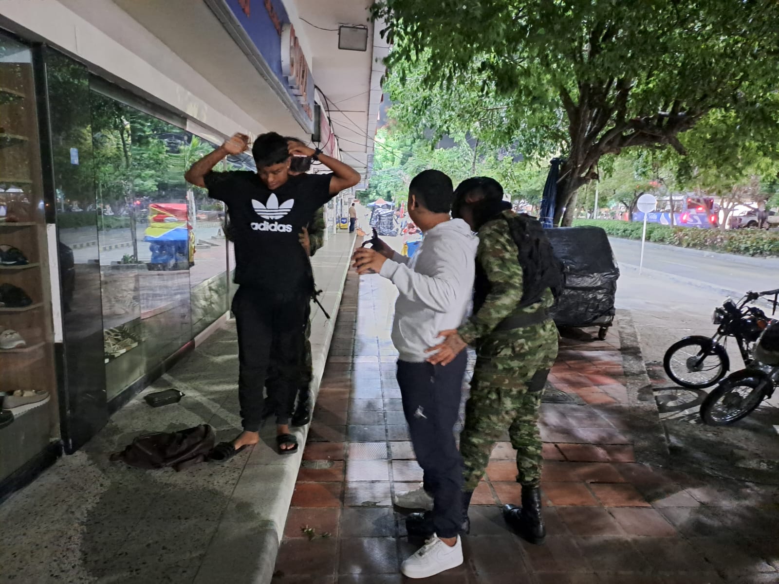 Soldados requisan a transeúntes en patrullajes