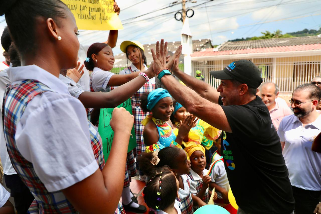 Comunidad educativa del Paulino Salgado saluda al alcalde Alex Char