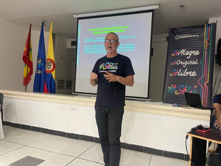 Hemel Noreña exponiendo