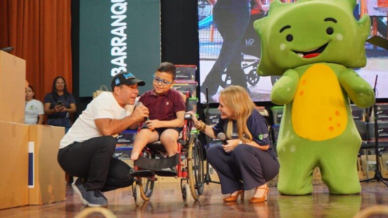 Alcalde Alejandro Char con la directora del programa de Primera Infancia, Patricia Vargas, y un niño.
