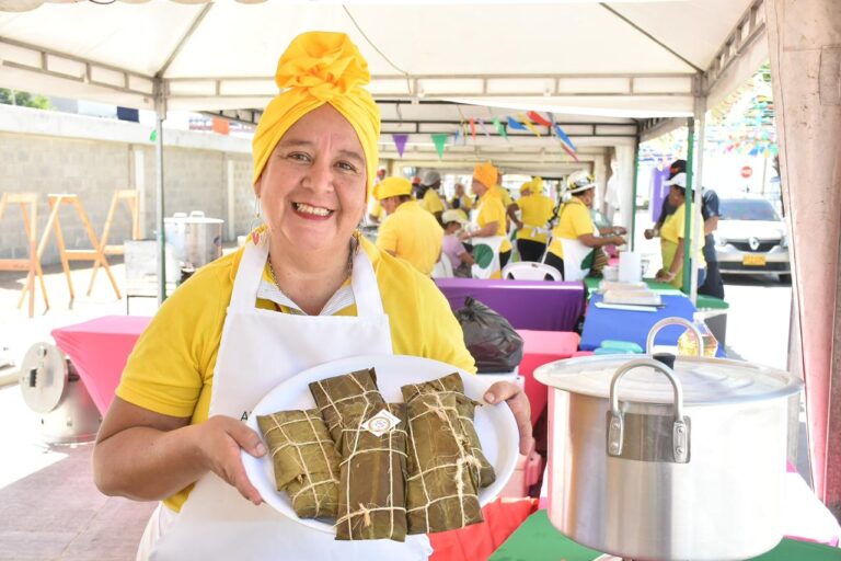 Mujer vendiendo pasteles