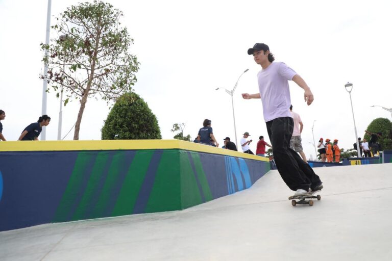 joven patinando en el malecón