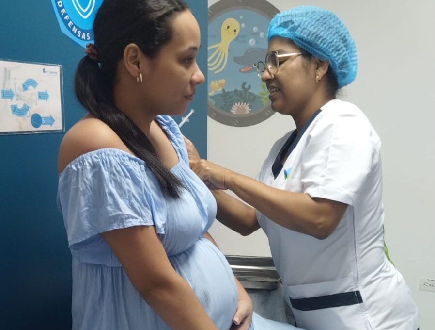 Mujer en estado de embarazo recibe vacuna en punto de atención