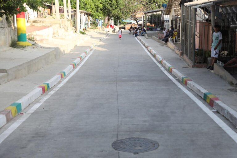 Tramo de vía recién pavimentada con sus bordillos pintados