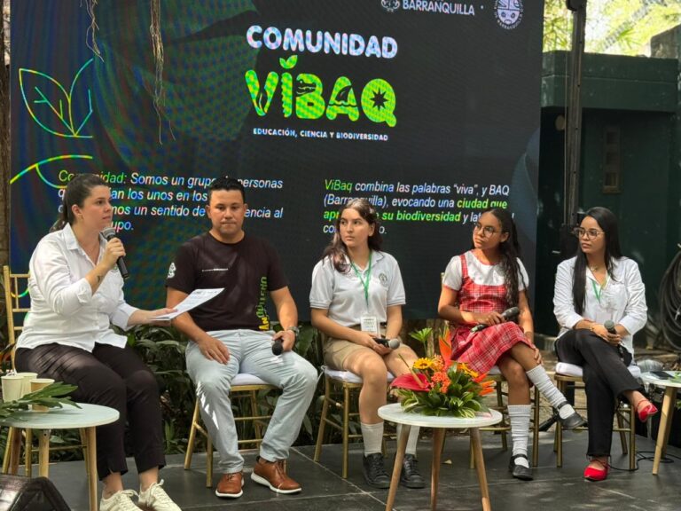 Personas participantes del evento de Comunidad Vibaq