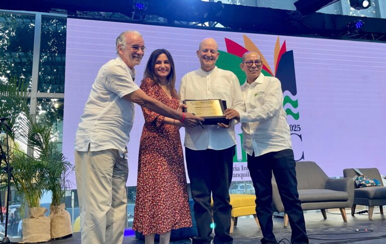 Gobernador Verano, Primera Dama Distrital, Secretario de Cultura Distrital entregan placa a Orlando Fals Newendyke