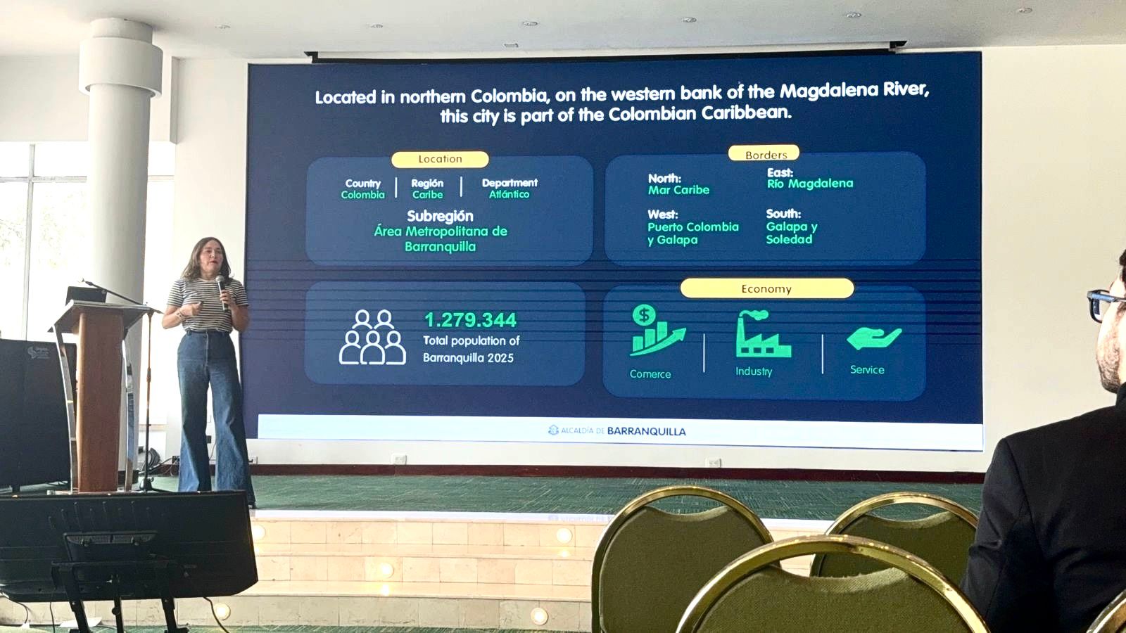 ANA MARIA BADEL jefa de la oficina de relaciones internacionales exponiendo en bogota