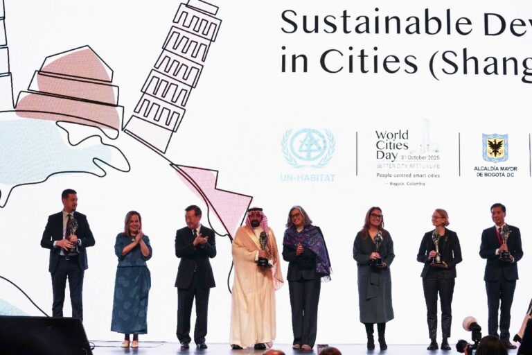 Delegados de distintos países recibieron el Premio Global para el Desarrollo Sostenible en Ciudades (Premio Shanghái), otorgado por ONU-Hábitat y el Municipio de Shanghái, durante la conmemoración del Día Mundial de las Ciudades 2025 en Bogotá