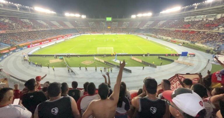 Hinchada alentando al equipo Junior de Barranquilla en el estadio Metropolitano