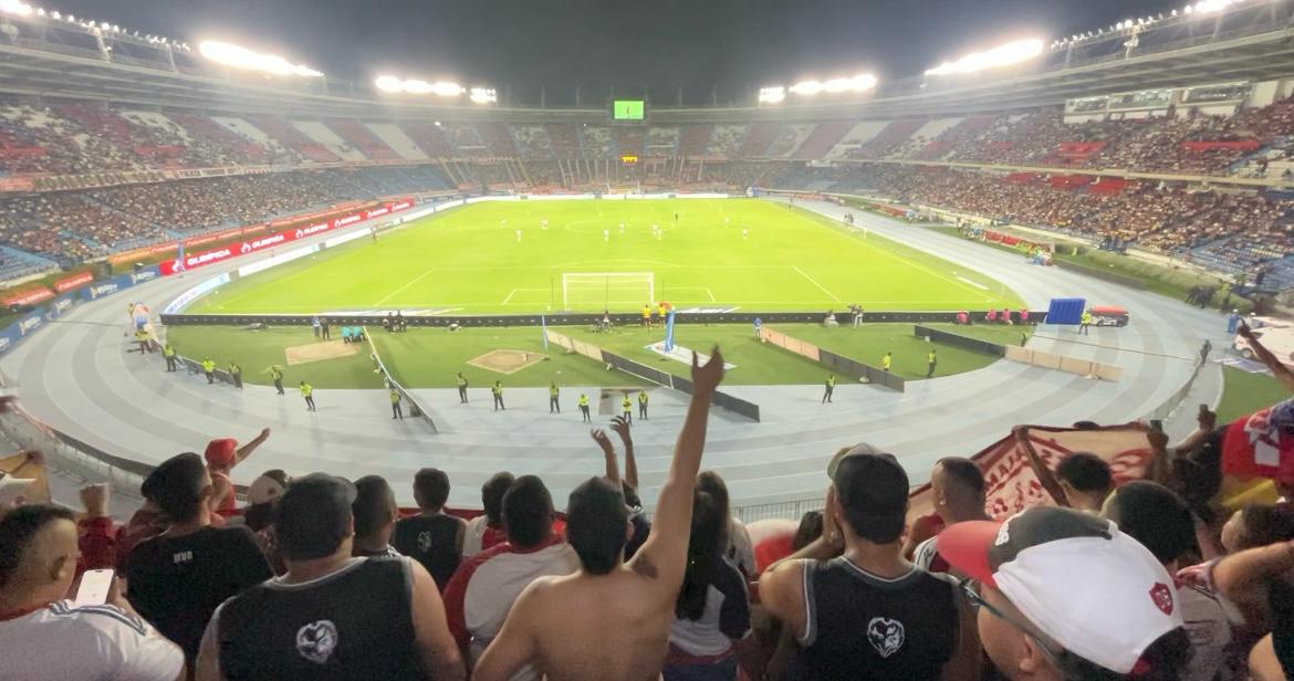 Hinchada alentando al equipo Junior de Barranquilla en el estadio Metropolitano