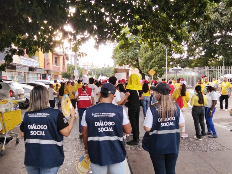 Protesta de ciudadanos acompañados del equipo de dialogo social de la secretaria de gobierno
