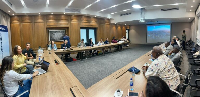 Encuentro entre delegaciones internacionales y la Alcaldía de Barranquilla para fortalecer la cooperación y el intercambio entre ciudades.