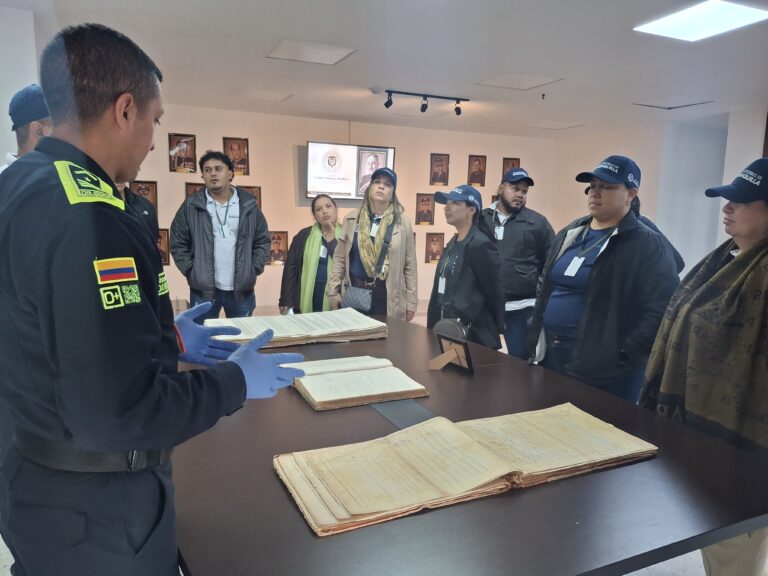 Funcionarios de Archivo Historico en visita a la biblioteca de la Polica Nacional