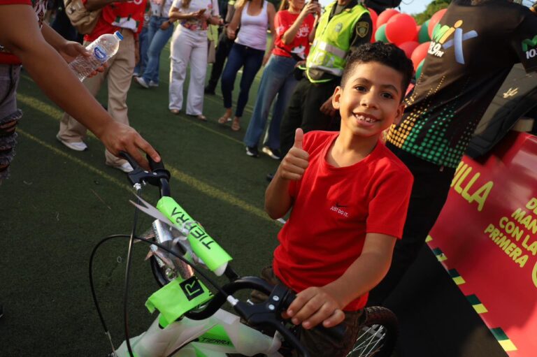 Niño recibe con entusiasmo una bicicleta nueva como regalo