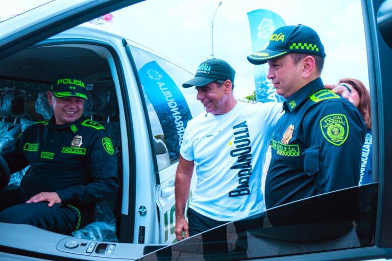 El Acalde Alejandro Char entregando los CAI móviles