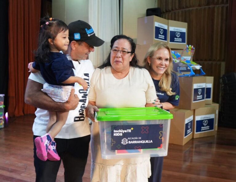 El Acalde Alejandro Char junto a la directora del programa de primera infancia entregando kits a niños y familias
