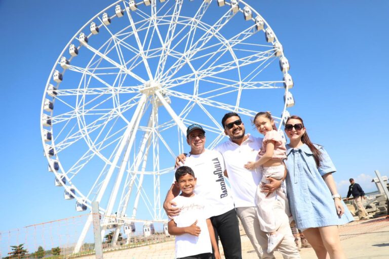 El Acalde Alejandro char junto a un grupo de personas posando en La Luna del Rio