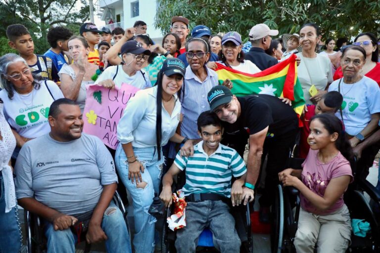 El alcalde Alejandro Char comparte con personas con discapacidad y cuidadores en una jornada de inclusión.